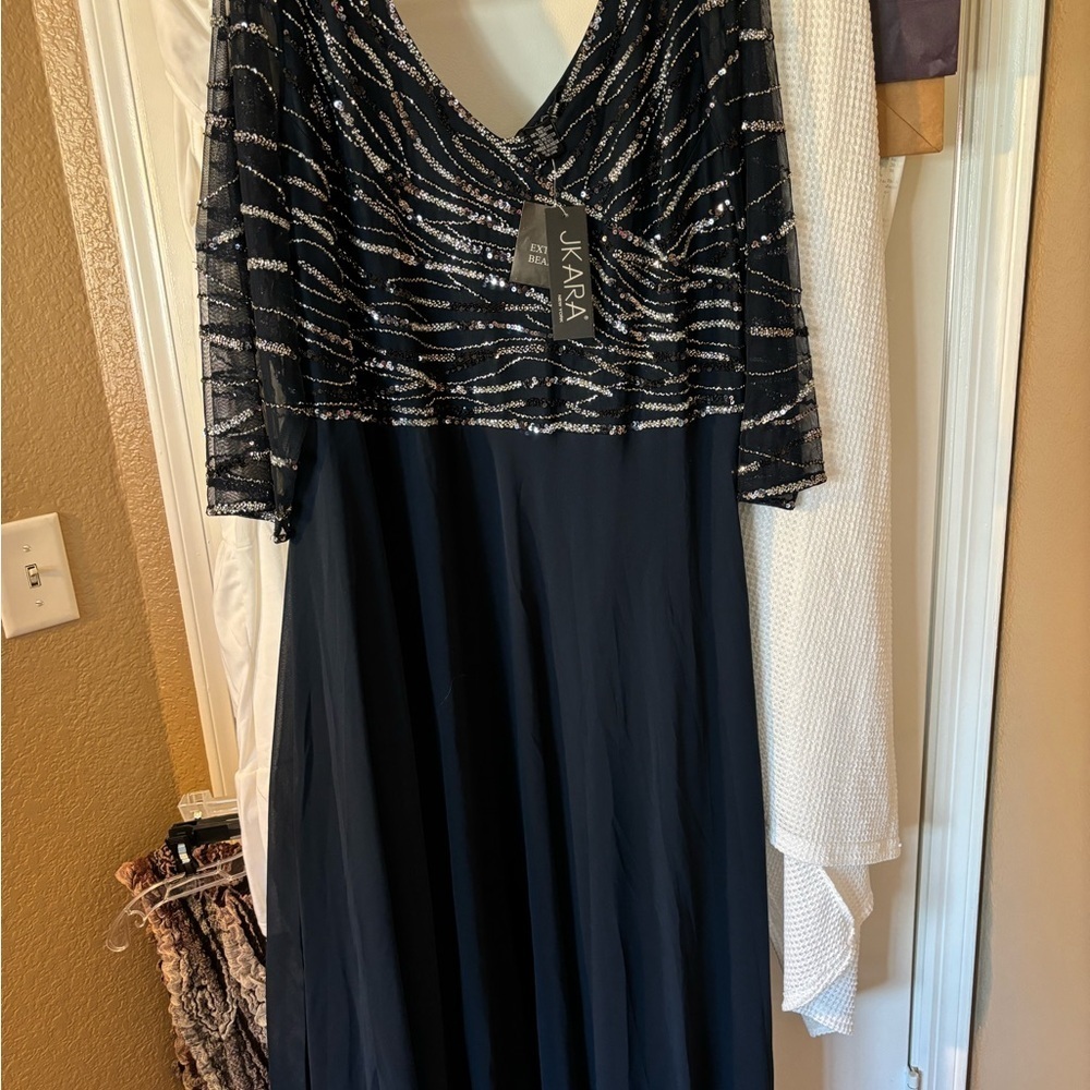 J Kara Women's 3/4 Sleeve Beaded Gown Size 18 - Picture 6 of 11